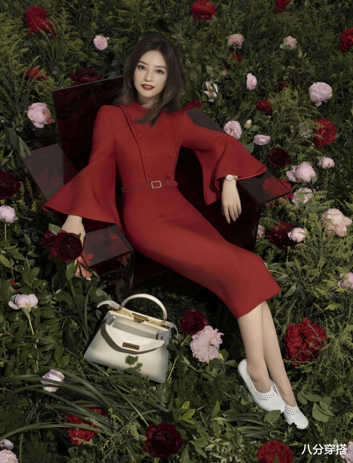 八分穿搭|赵薇这品味真看不懂，不仅红配绿还穿出了五五分身材，气质太拉胯
