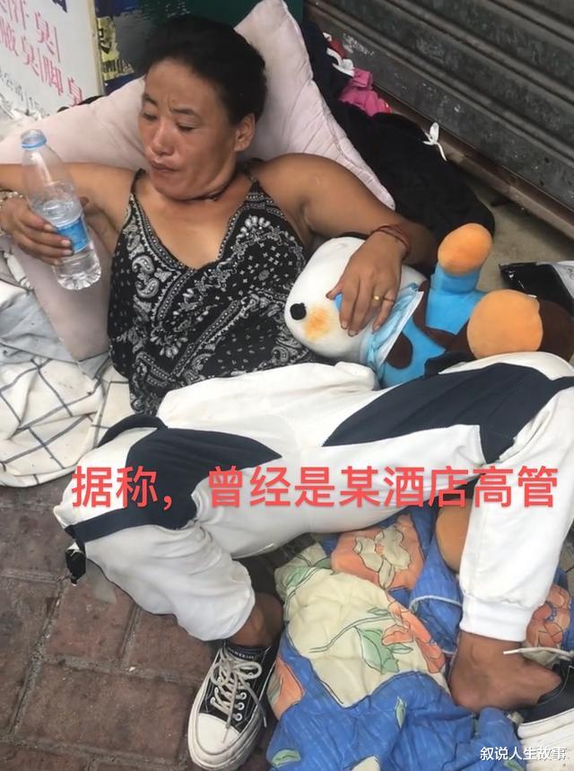 女子戴戒指叼香烟流浪东莞，睡在路边，网友：“她曾是夜场老大”