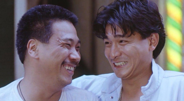 周星驰|刘德华抵达吴孟达灵堂，周星驰在助理搀扶下现身，或将为达叔扶灵