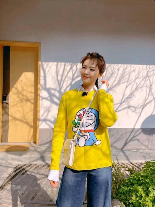 周洁琼|刘涛真不知道自己多少岁了？穿卡通毛衣扎翘麻花辫，还挺好看