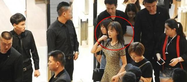 央视|出门带30个保镖6个贴身助理，被央视批评后，她仍“不知悔改”