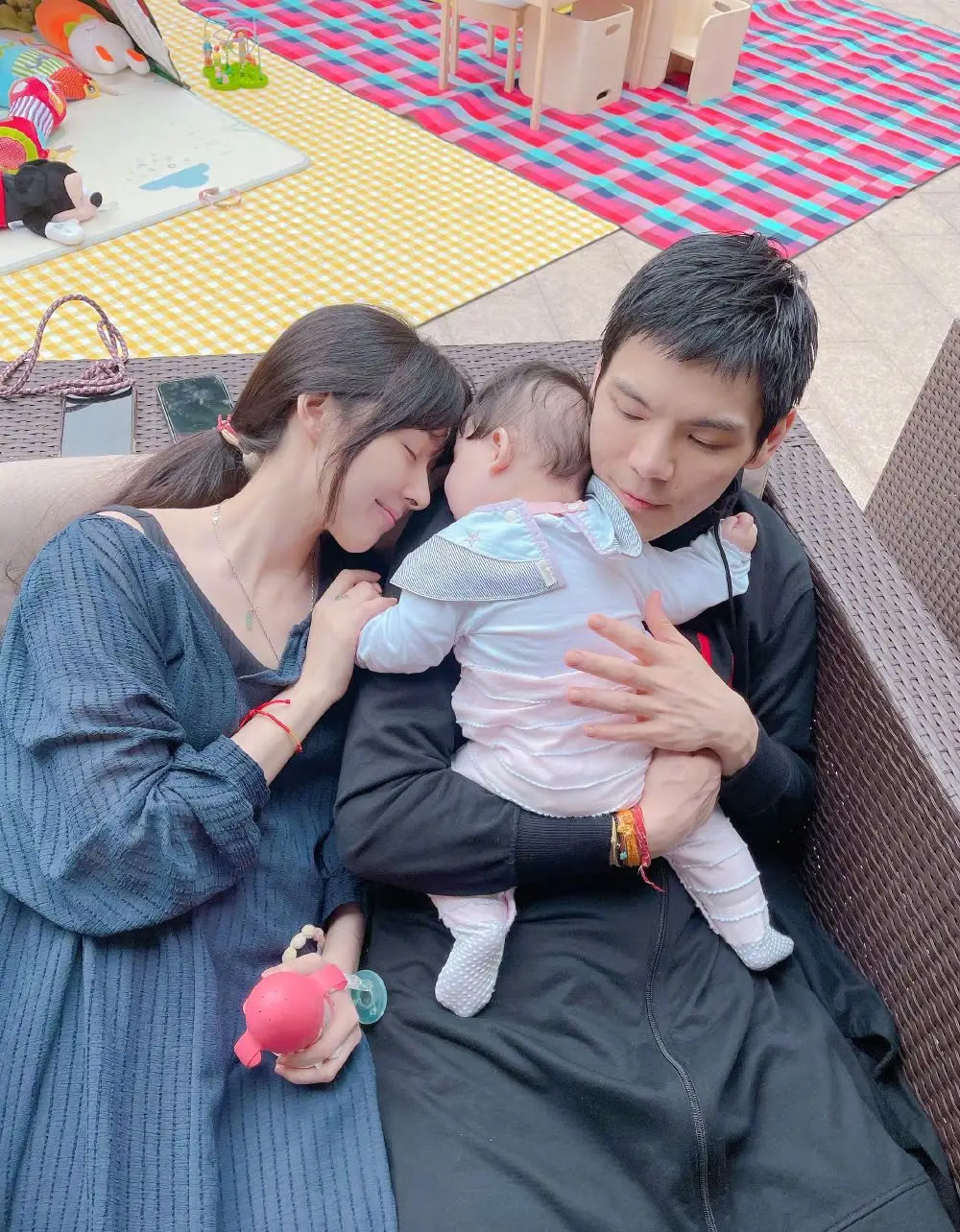 肖战|郭碧婷一家出街排场大，穿着宽松随意没阔太范，1岁女儿真像爷爷