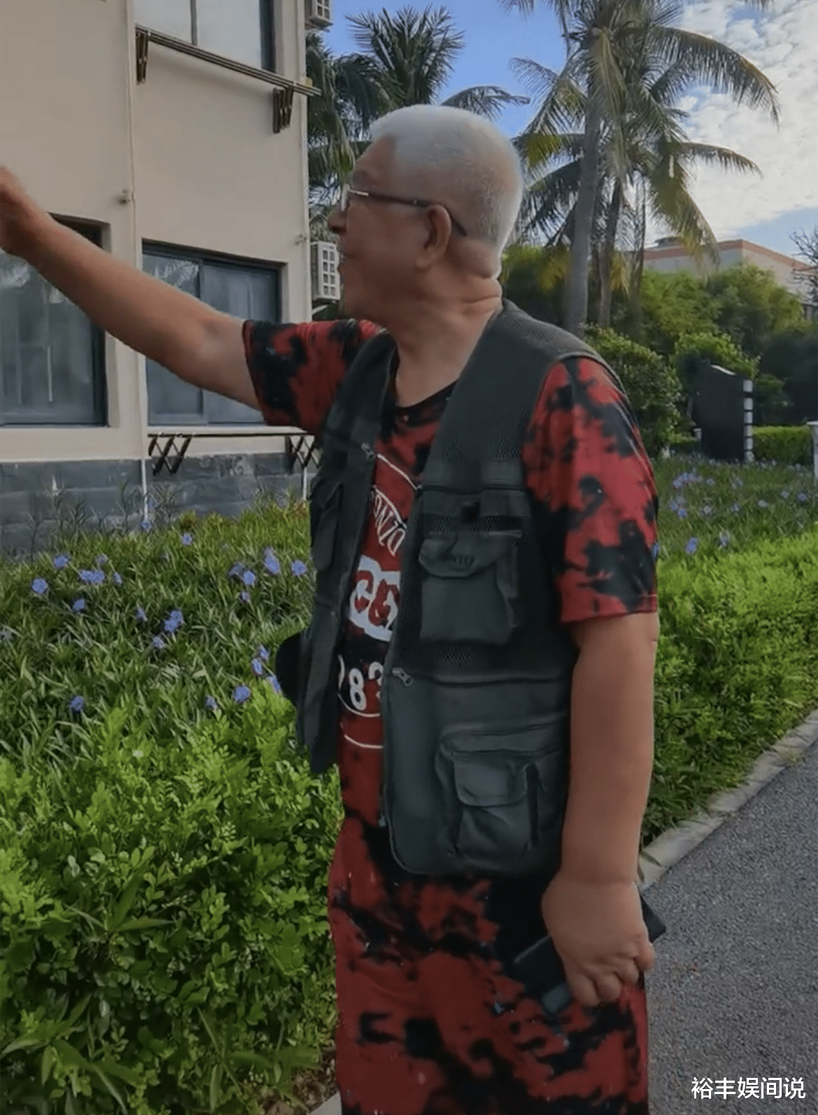 滤镜|东北老戏骨张洪杰入住老年公寓，热情与邻居打招呼，曾带妻子拍戏