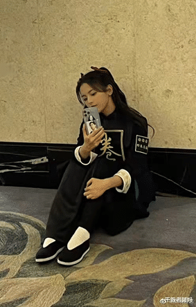 杨超越|笑不活了，“沈马”合体录制麻花首档团综，杨超越的手机壳亮了