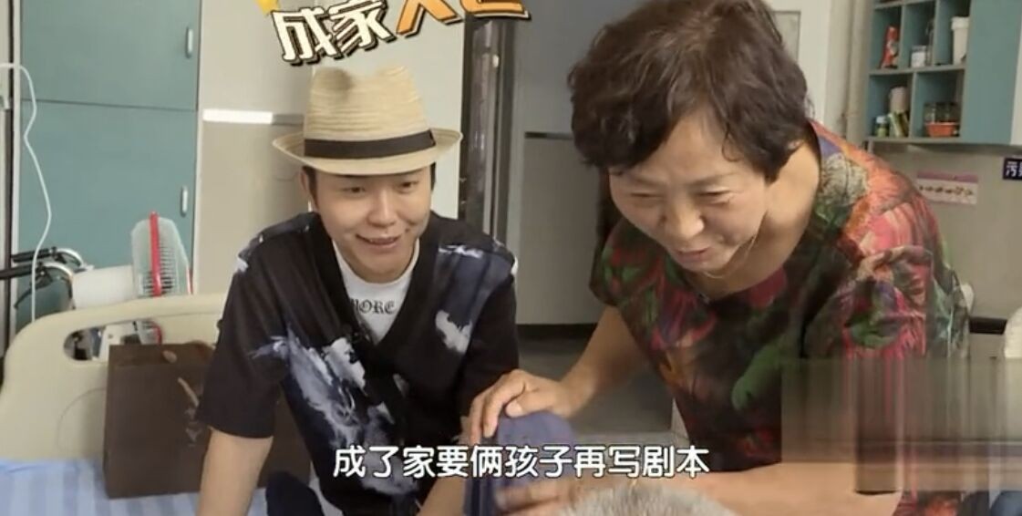 李玉刚|李玉刚悼念父亲，跪倒雪地上太心碎，43岁仍单身没完成爸爸遗愿