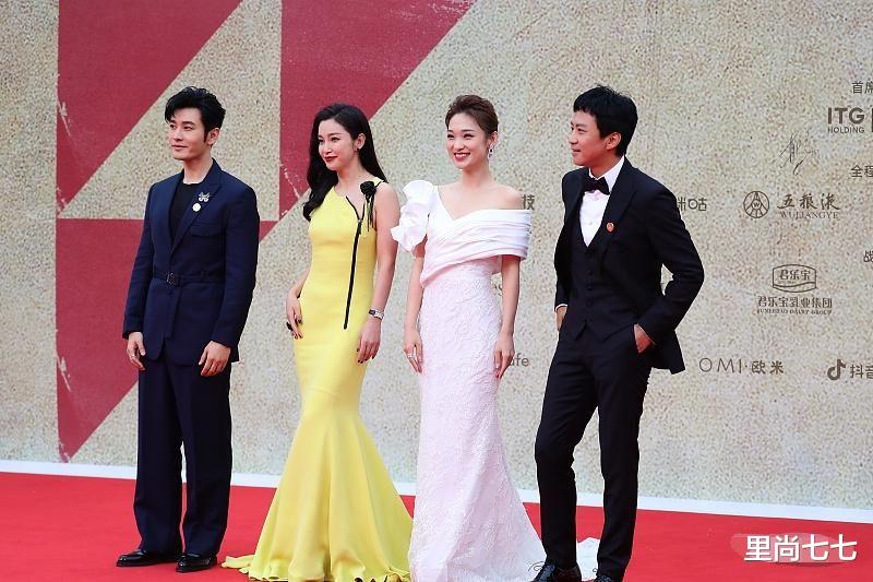 李冰冰|董卿接班人气场够霸道!撞衫凯特4万斗篷裙,可惜头身比输李冰冰