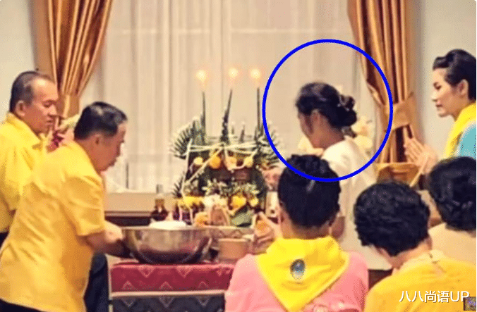 Angelababy|诗妮娜母亲近照曝光，穿泰服戴珍珠项链很优雅，却没王后妈妈贵气