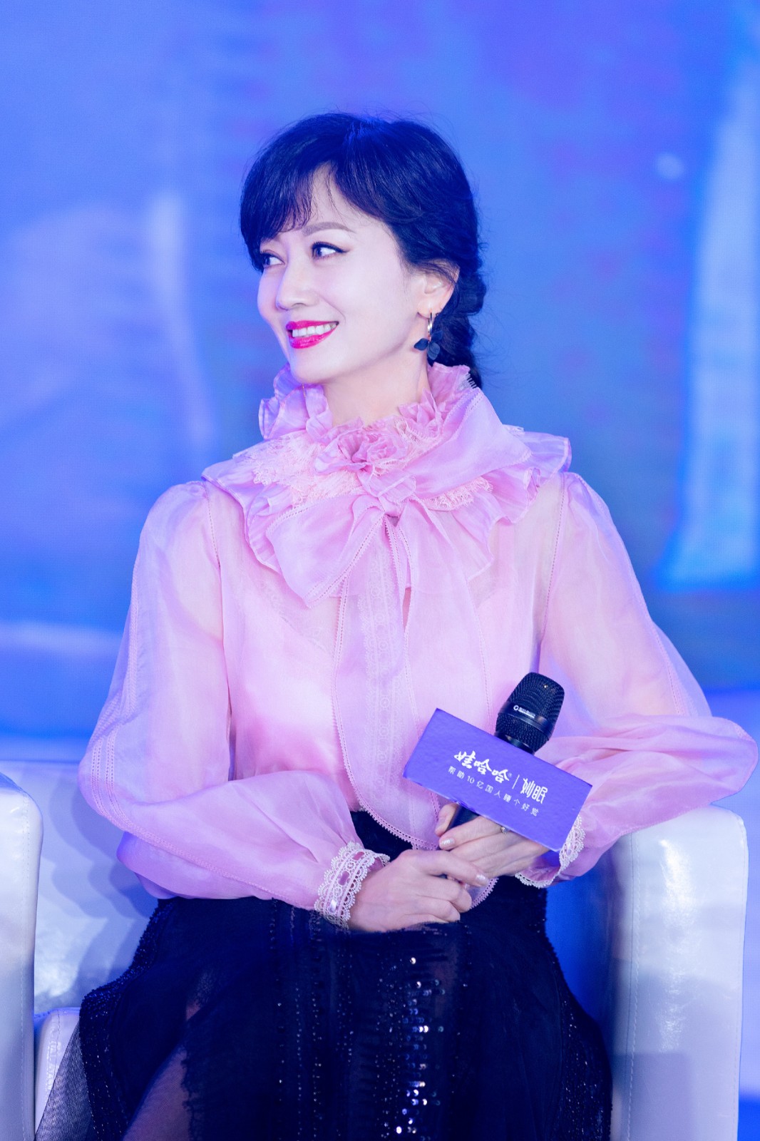 混搭时尚Anna|66岁赵雅芝瘦到不敢认，花衬衫配修身裤走机场，比年轻人还有活力