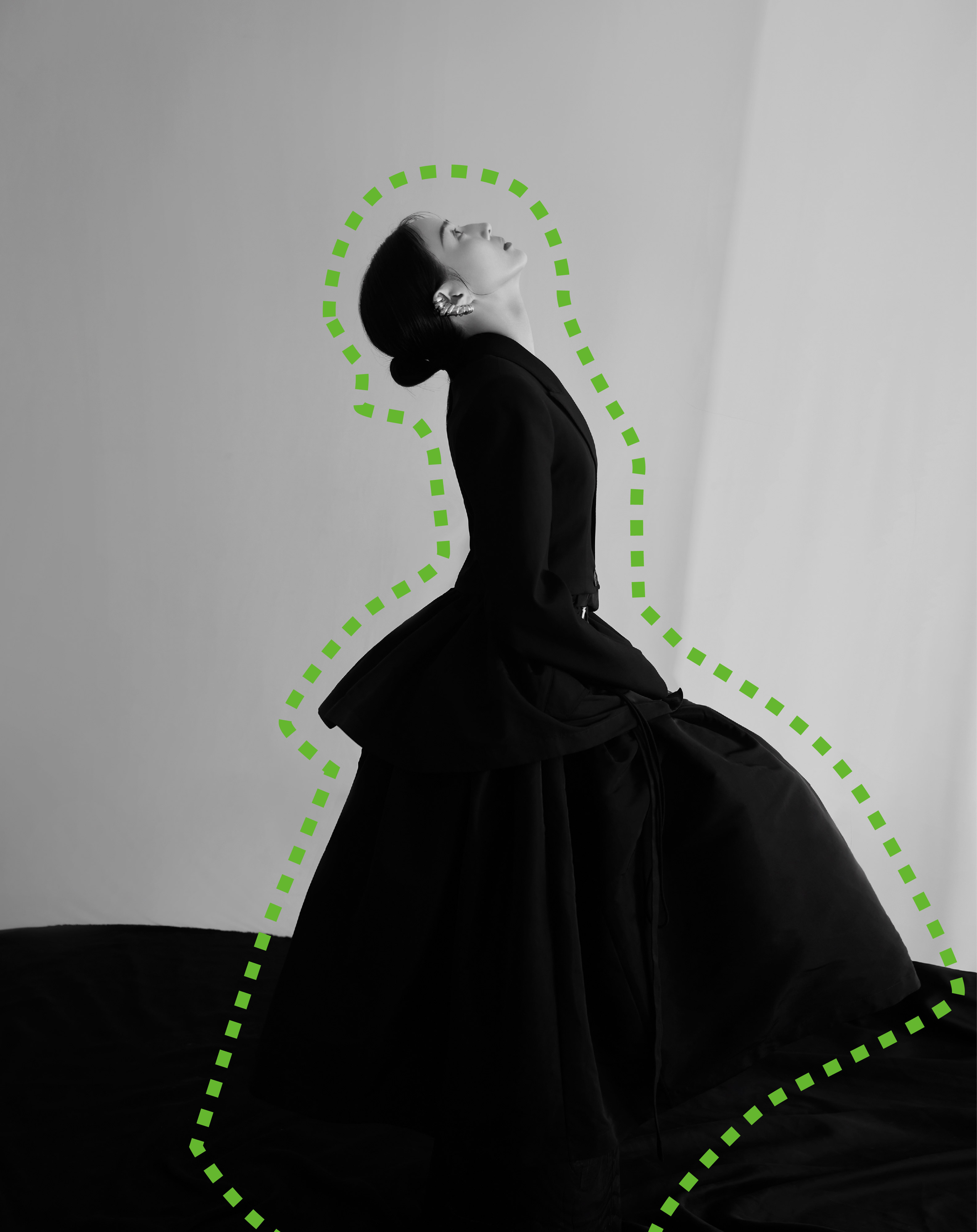 时尚不打羊|张钧甯真是媚到骨子里了，一丝不露却风情万种，小露香肩好养眼！