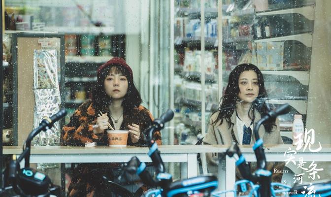 方脸妹说时尚 梅婷新戏杀青心情好,穿衬衫长裤同黄磊比心,黑眼圈比眼影还抢镜