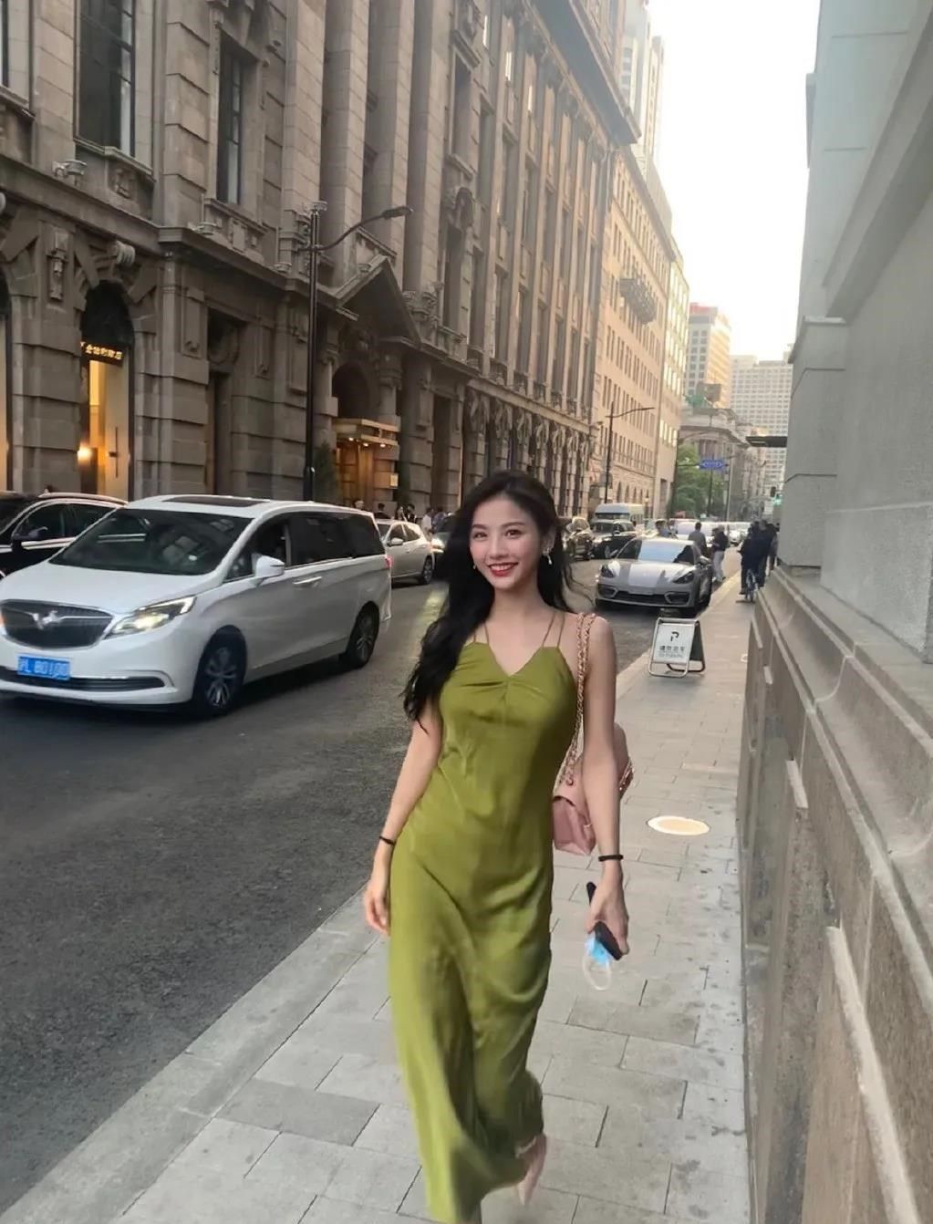 邱淑贞|“港大校花”神似邱淑贞？二次元幼态脸+ 漫画3D身材，绝绝子！