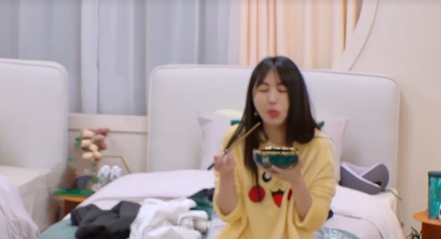 宣璐|吃面时，李菲儿和宣璐的餐具成鲜明对比，“关系户”就是不一样