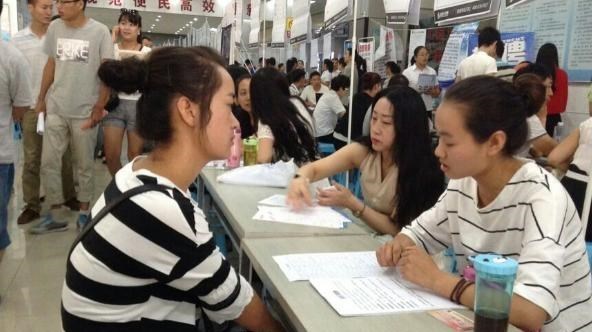 |985、211毕业基层求生存，这一类学生或成高学历穷人，大学要知道