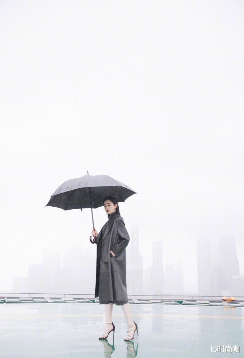穿衣搭配 宋轶看着好像“女特工”，复古红唇加帅气皮裙，雨中漫步气场好足
