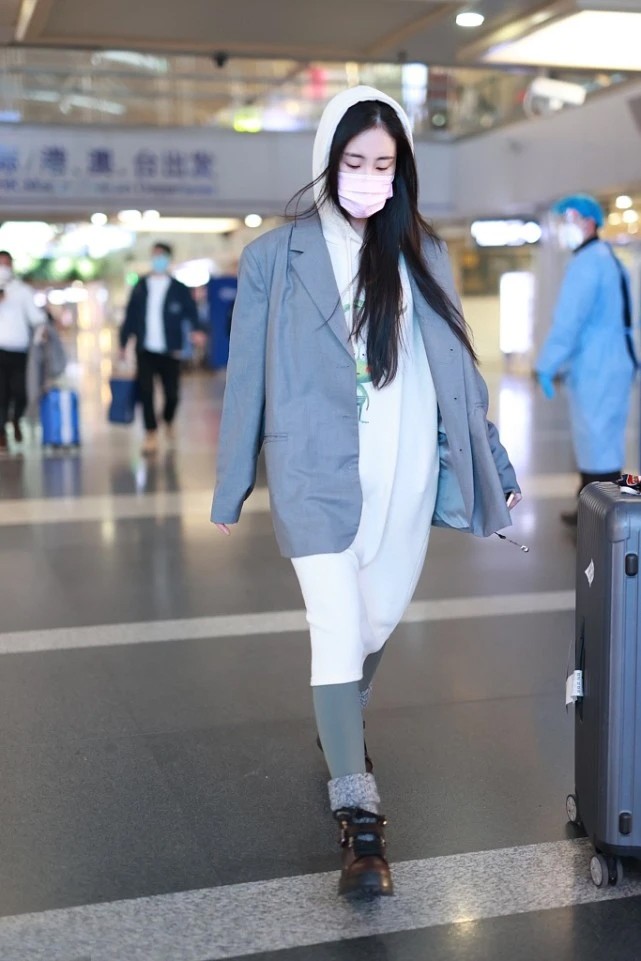 大表姐的时尚圈 张碧晨“乱穿”也时髦，用西装混搭卫衣裙，原来这样穿效果这么好