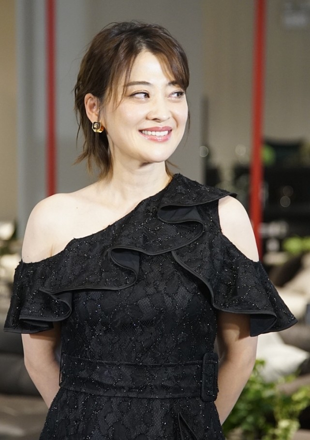 小白爱美搭 75年的梅婷生图还很有风情，一袭黑裙淡然优雅，“天然美人”真美