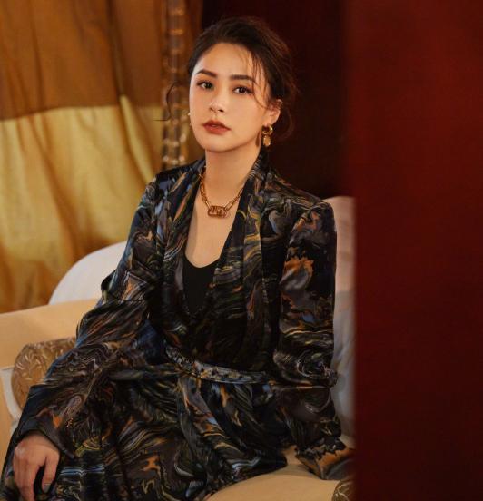 李若彤|年终红毯：Baby白得“冻”人，李若彤秀水蛇腰，张雨绮巧遮事业线