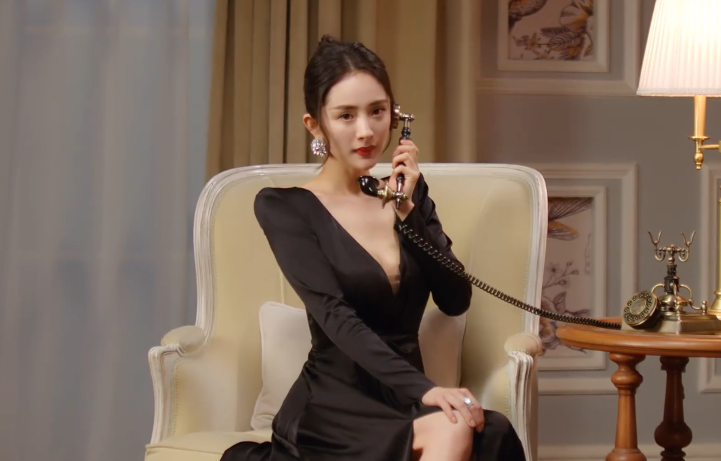 杨幂|杨幂穿黑色V领礼裙拍大片，身材高挑气质超好，网友：太美了吧！