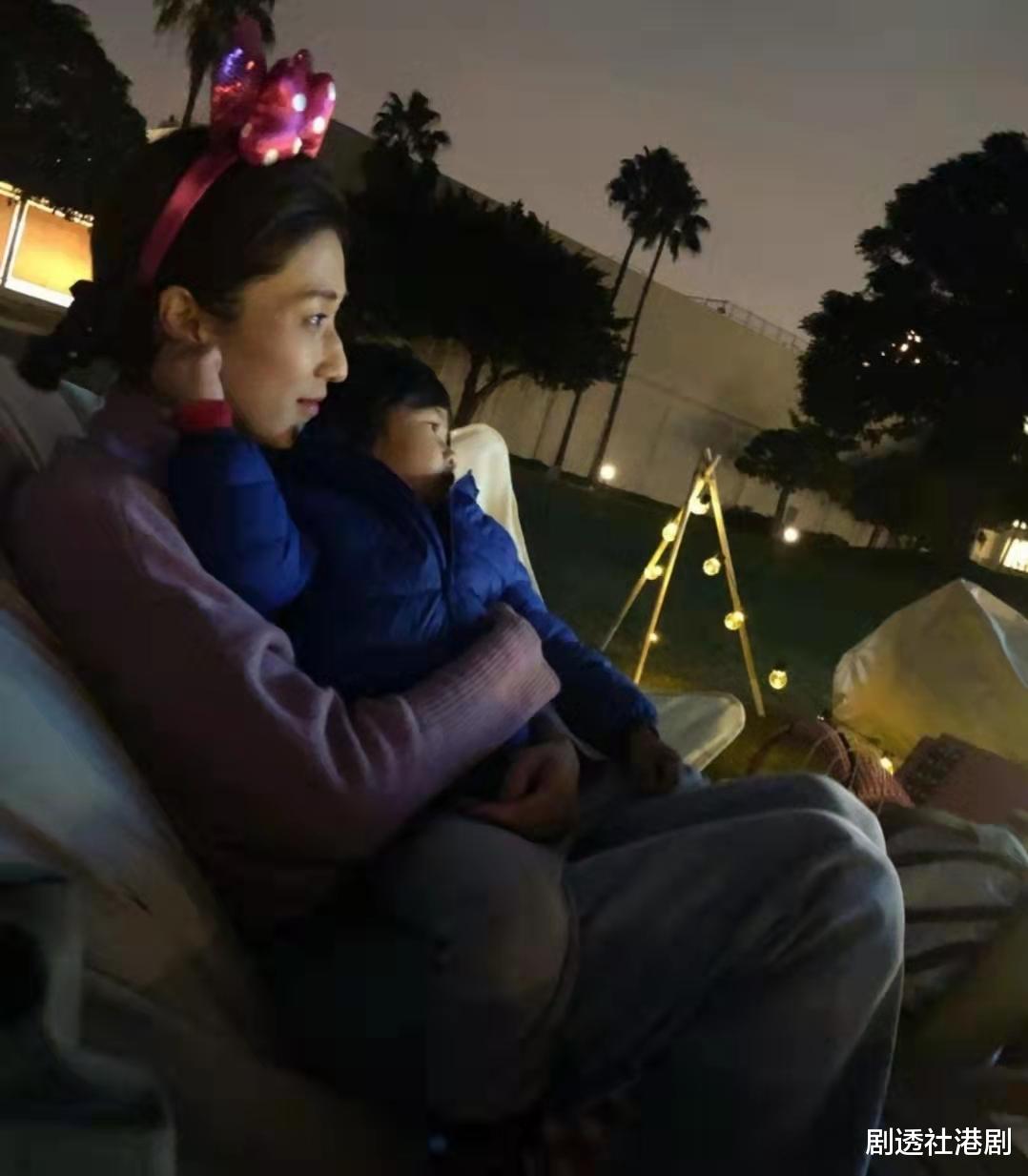 钟嘉欣|越来越帅！TVB知名花旦与儿子回港过圣诞，近照曝光获赞基因强大