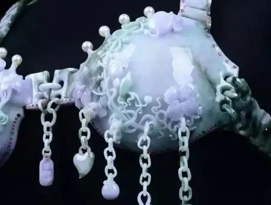 文玩|都说有钱任性，他翡翠做胸衣，有钱人的世界你不懂!