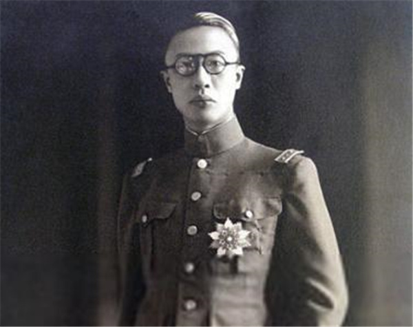 溥仪|溥仪晚年游览故宫，对着花瓶说出2字，一旁的专家被吓得不敢说话