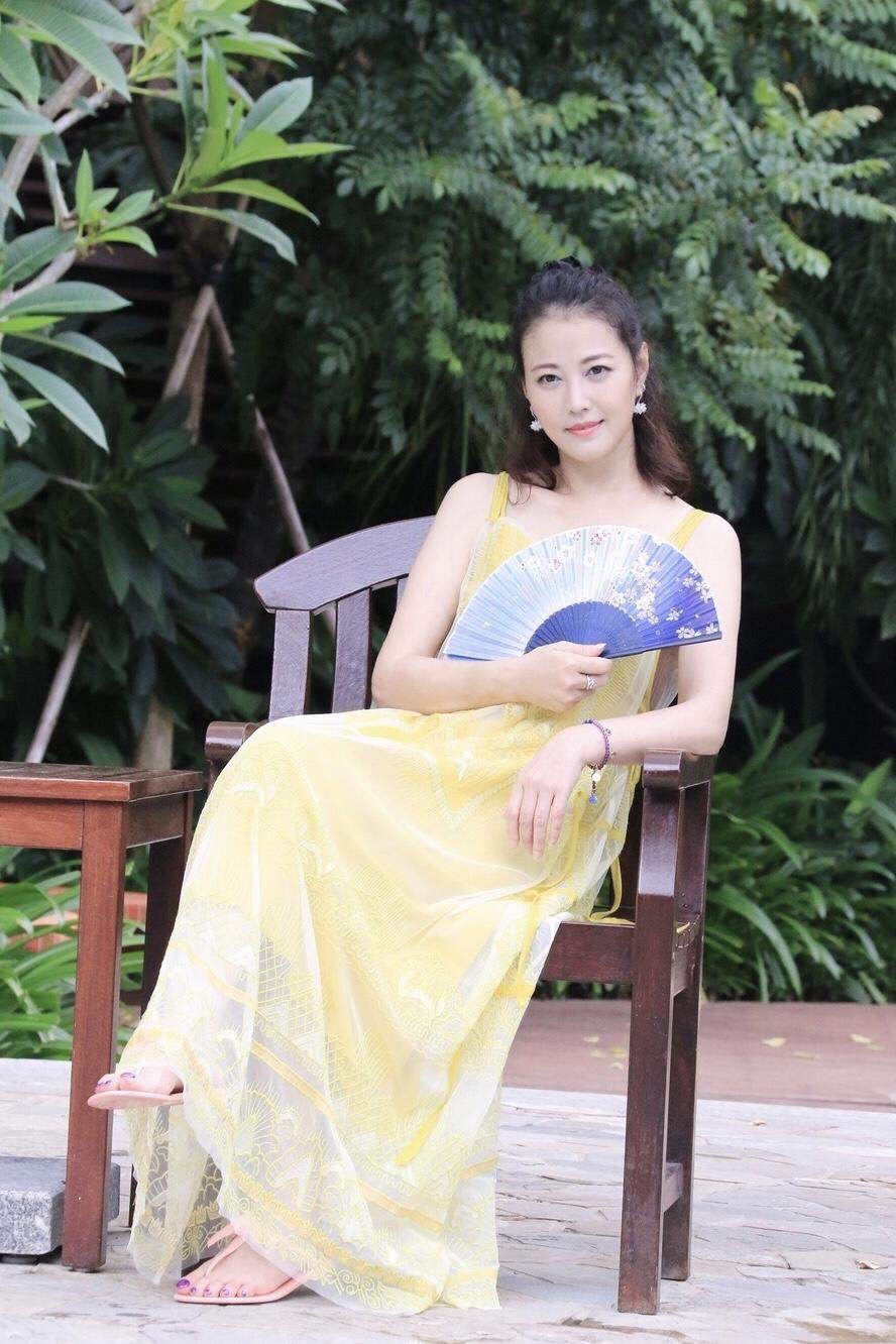 潮帮先生|周海媚越活越年轻了,穿吊带裙还烫卷了刘海,谁敢说这是53岁阿姨