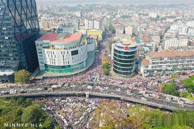 今天，緬泰邊境大其力，幾乎全城民眾參與示威-圖9