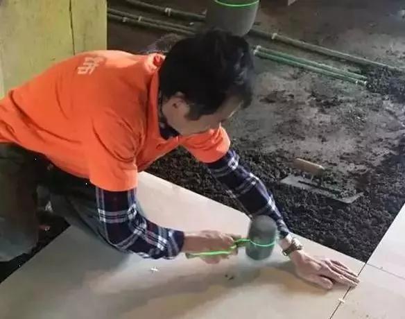 淋浴房地面别再贴瓷砖了,做“拉槽”是很好的,下水速度快十倍