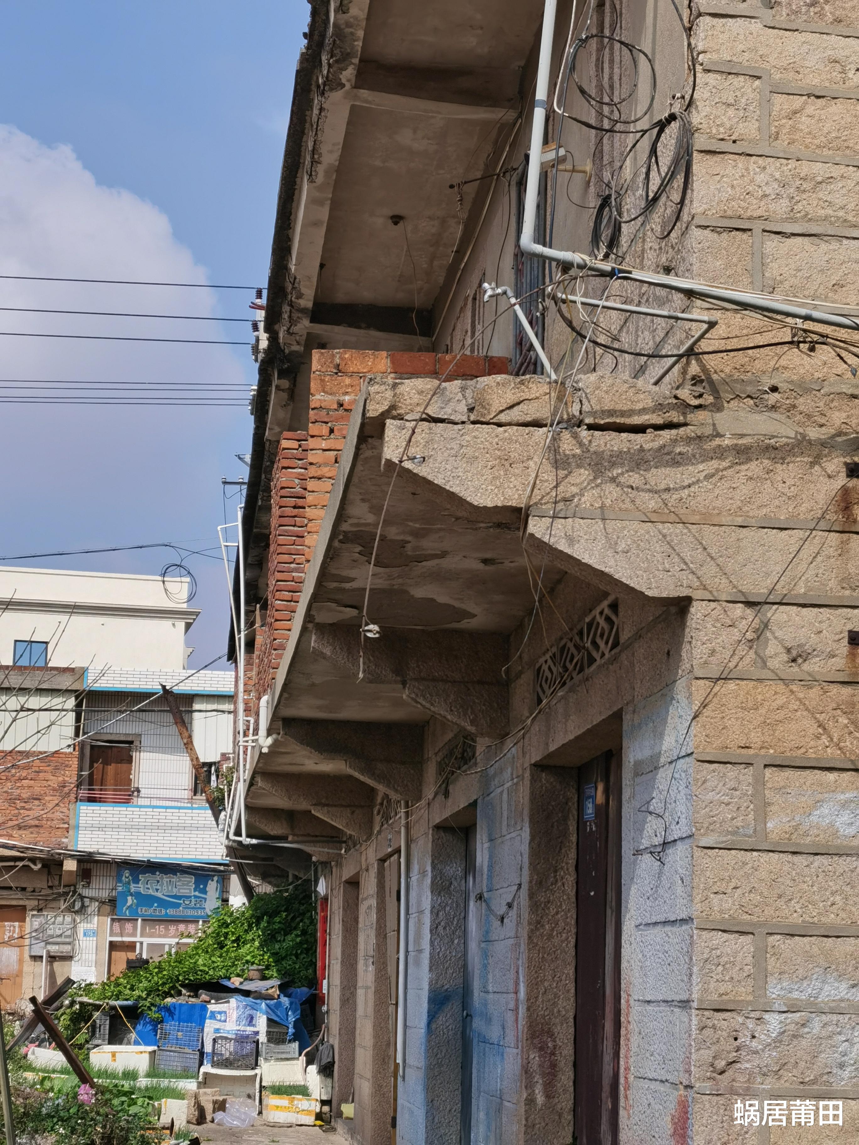 蜗居莆田 惊险！莆田平海一排石头房阳台突然坠落！