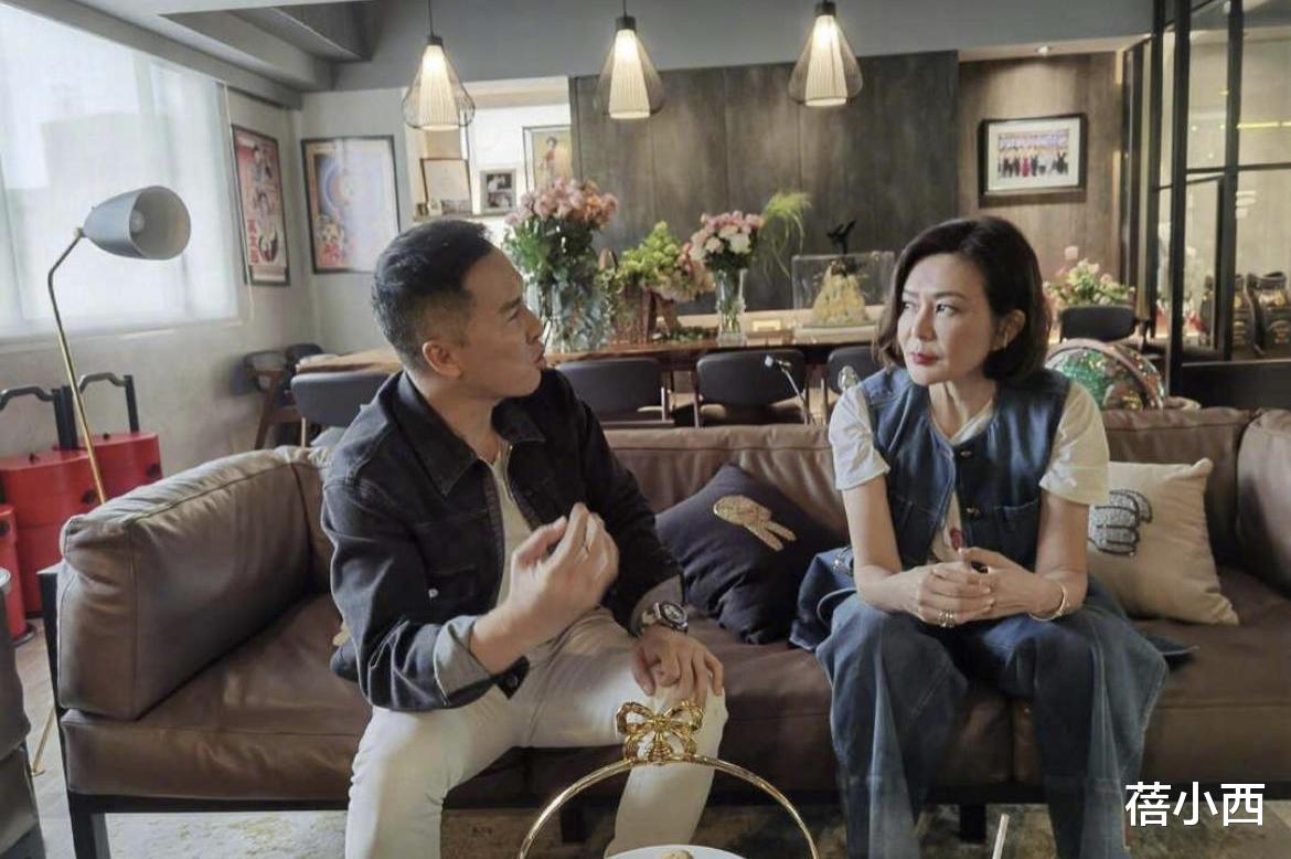 蓓小西|58岁关之琳改走混搭风，穿牛仔外套配睡衣风套装，真是不老女神