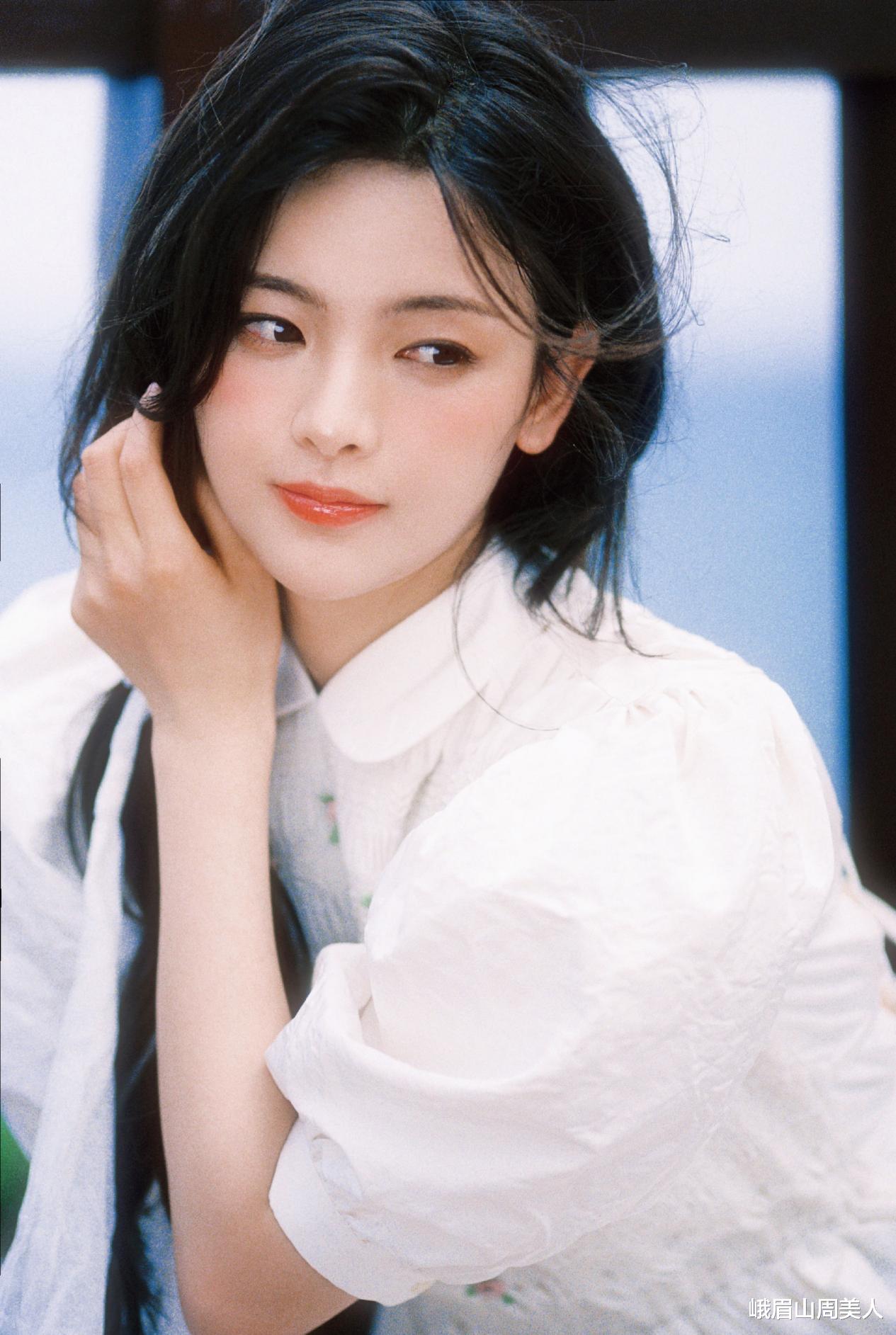 杨超越|被杨超越最新写真美到了，穿水手“制服”配白丝袜，清纯感满满