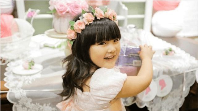 |李湘晒出女儿的照片,王诗龄瘦身后气质出众,现已出落得非常优秀