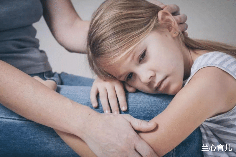 兰心育儿|年轻女孩路边放一张纸：求好心人给8元吃饭，却因细节被路人戳穿