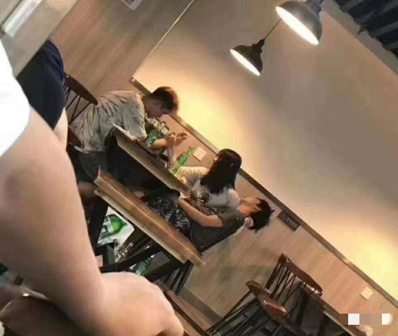 萌萌萌说|“爷爷床底找到的，值钱吗？”哈哈哈哈，祖上以前还是大户人家？