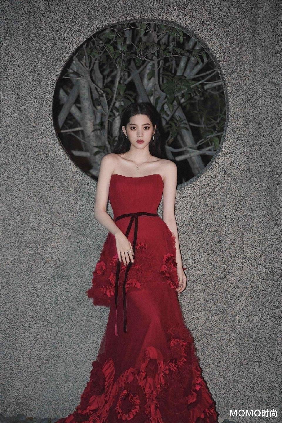 杨幂|欧阳娜娜黑丝拍摄封面，黑丝加持少女感，春晚演绎精彩红色精神