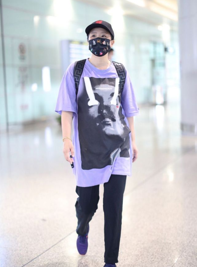 美人哒|龚琳娜新造型突破真大,穿男友T恤大走嘻哈风,阿姨辈真会赶潮流