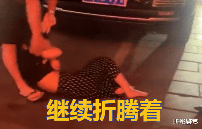 女子深夜横躺街边,衣衫不整酒气熏天,路人:被一男子拖到这的