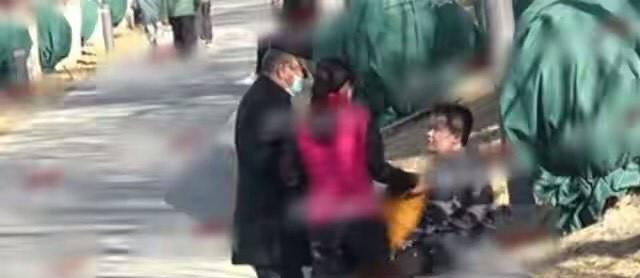 王刚|72岁王刚陪12岁儿子跑步，50岁娇妻与儿月花百万，他真的不敢退休