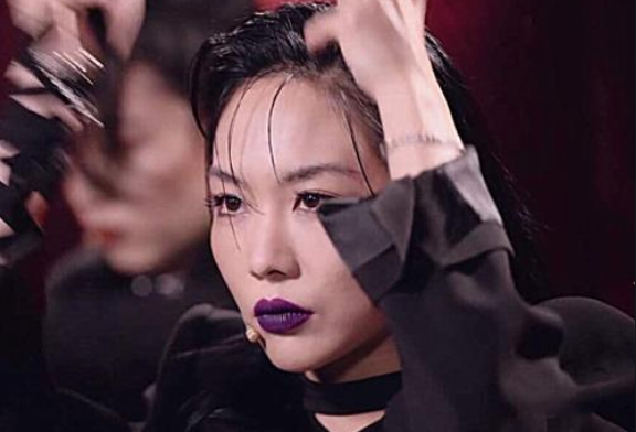 李智恩|宁静豪宅内直播吃烧烤！涂绿色口红表情霸气，敞开棉袄秀小蛮腰