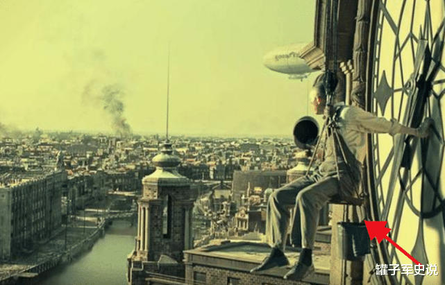 八佰|电影《八佰》中，士兵抱着手榴弹一个个往下跳，直接扔不行吗？