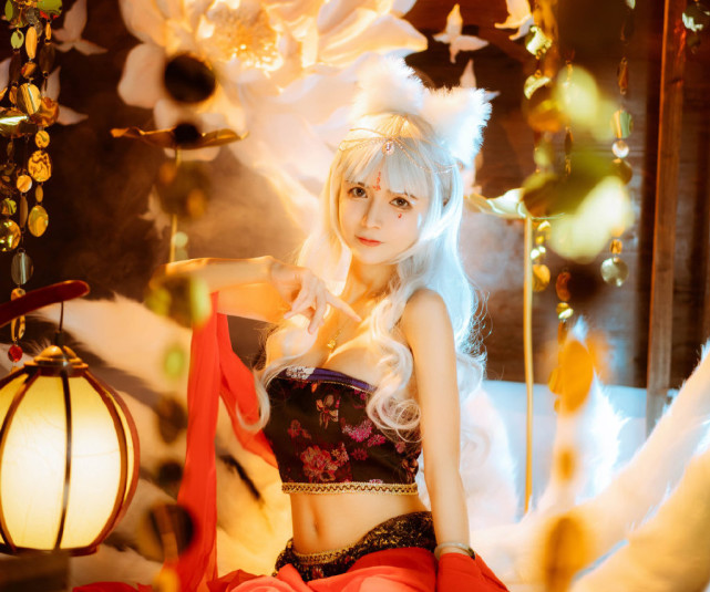 热点微评社 可怜之人？26岁女网红“半年收入”仅8.7万：背负违约金750万！