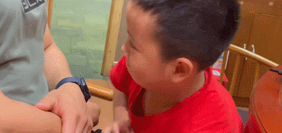 肌肉男|当小男孩见到肌肉猛男时,惊讶?羡慕?帧帧表情包 简直太快乐了