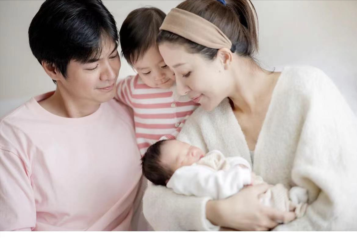 宋佳|杨怡晒一家四口合影，首度公开二胎儿子正面，罗仲谦深情感谢太太