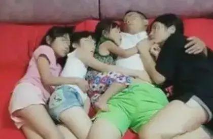 狄莺|59岁男星当众强吻女儿，公开支持儿子吸毒：这次他终于凉了！