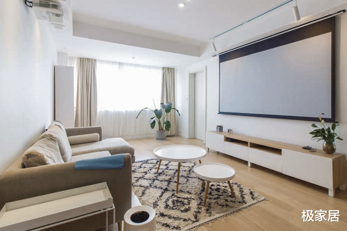 84平的小户型，用极简和纯白装饰空间，满足年轻人的需求