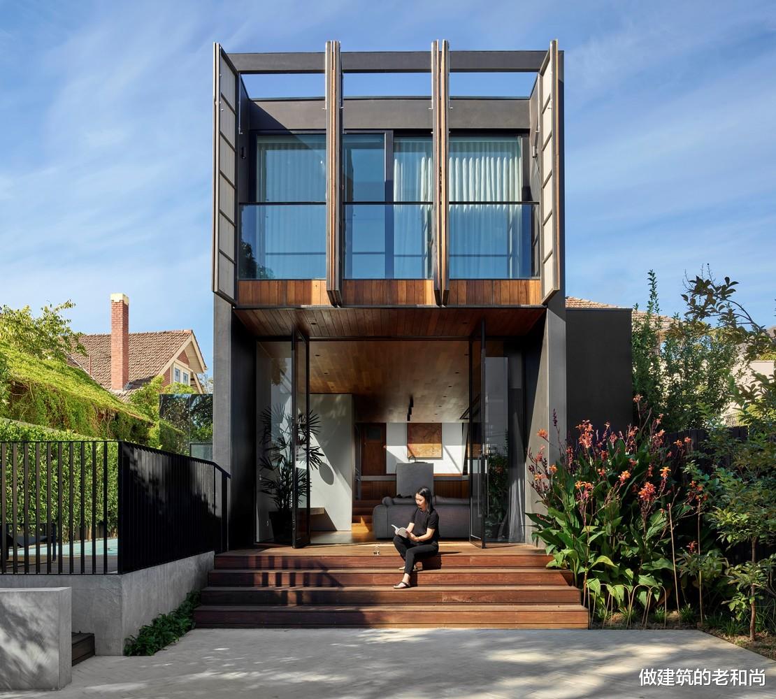 别墅|联排别墅的扩建住宅：狭长地块上增加的功能区，满足变化的需求