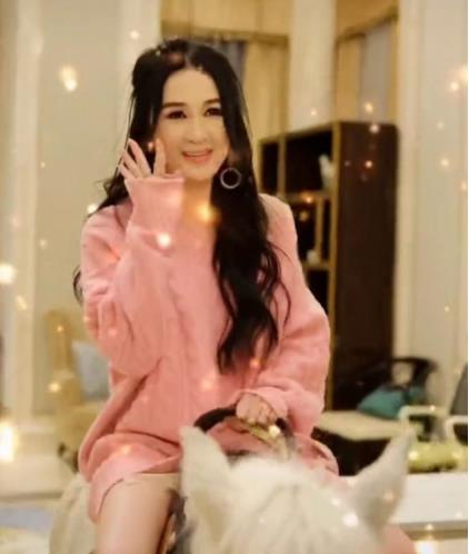 |温碧霞晒出豪宅内骑马的照片,房子内部装修奢华,院子里布满绿植