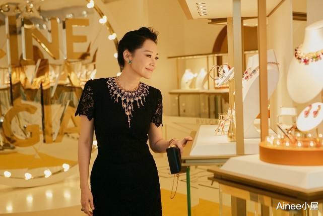 Ainee小屋 许晴状态保养得好，穿蕾丝装透白嫩肤色，真该加个外套遮一遮