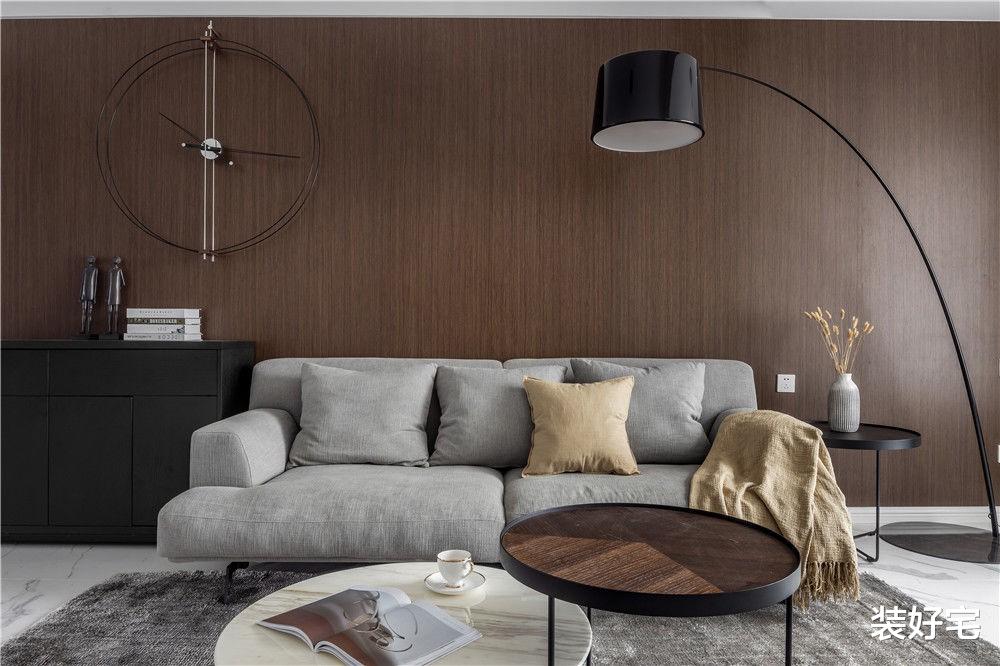 |黑白灰和实木打造的空间，设计独立入户鞋帽间，满足五口人的需求