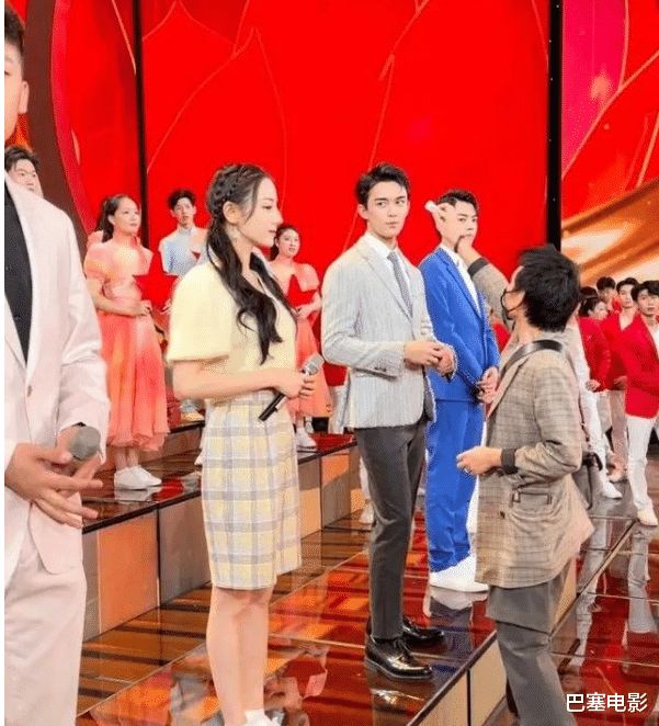 迪丽热巴|五四晚会是仙女集合吗？热巴惊艳变学生妹，关晓彤杨紫美出新高度